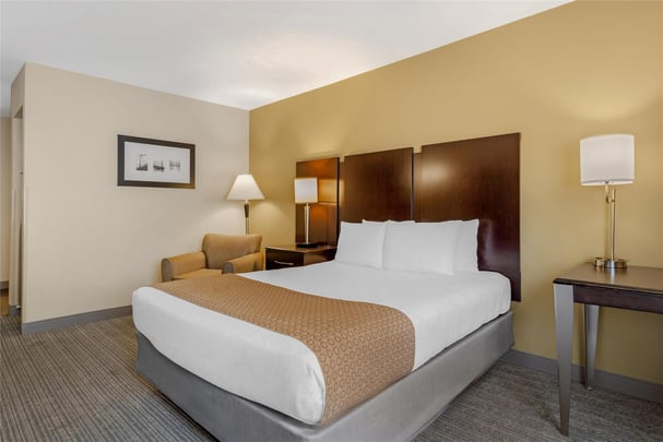 ADA - 1 Queen Bed w/ Bathtub