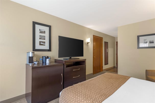 ADA - 1 Queen Bed w/ Bathtub