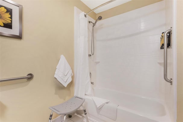 ADA - 1 Queen Bed w/ Bathtub