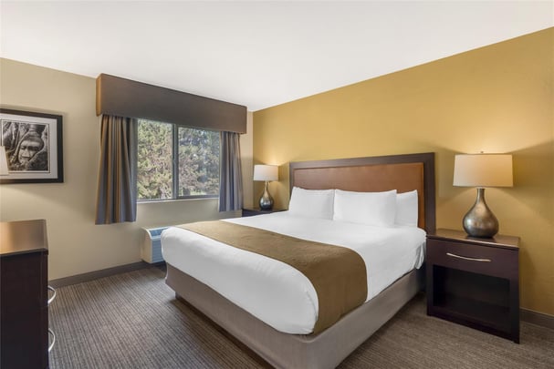 Suite - 1 King Bed w/ Balcony and Golf View