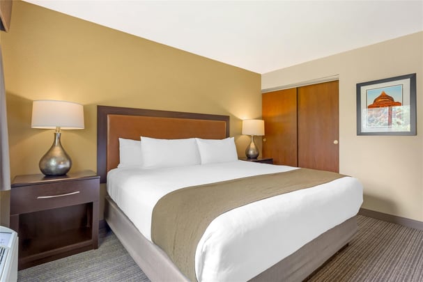 Suite - 1 King Bed w/ Balcony and Golf View