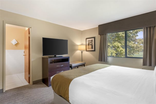 Suite - 1 King Bed w/ Balcony and Golf View