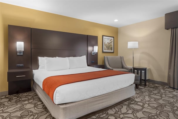 1 King Bed w/ Balcony