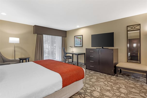 1 King Bed w/ Balcony