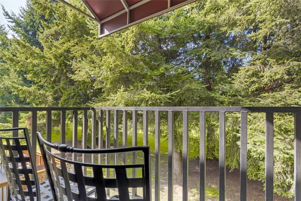 1 King Bed w/ Balcony