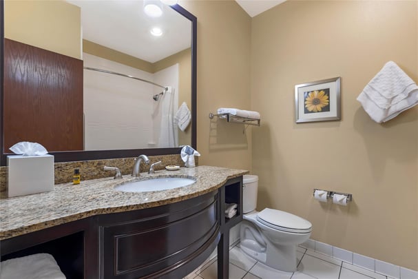 1 King Bed w/ Balcony