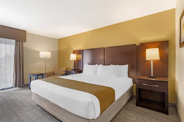 ADA - 1 Queen Bed w/ Roll In Shower