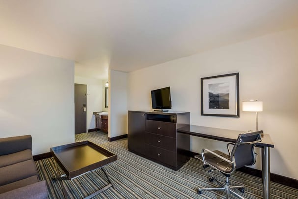 King Suite w/ Living Room