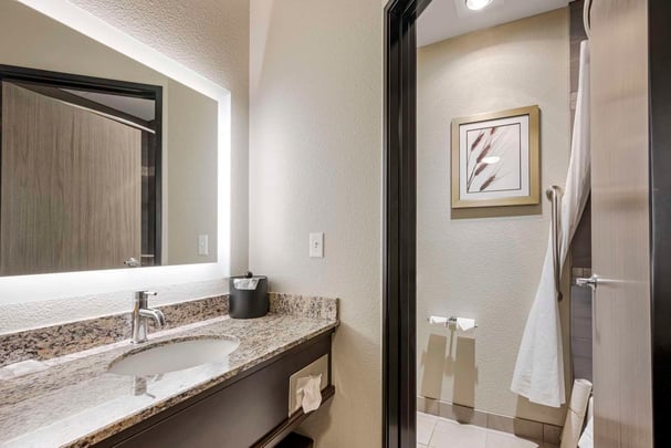 Double Queen bathroom