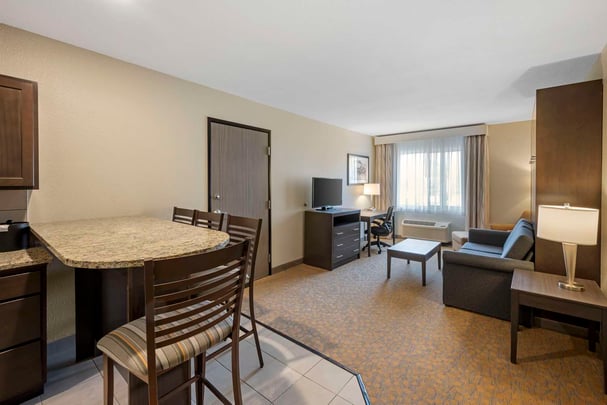 Double Queen Suite Living room area