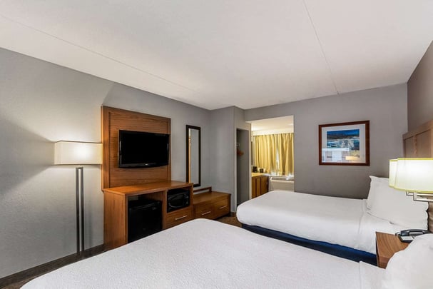 Double Queen Poolside