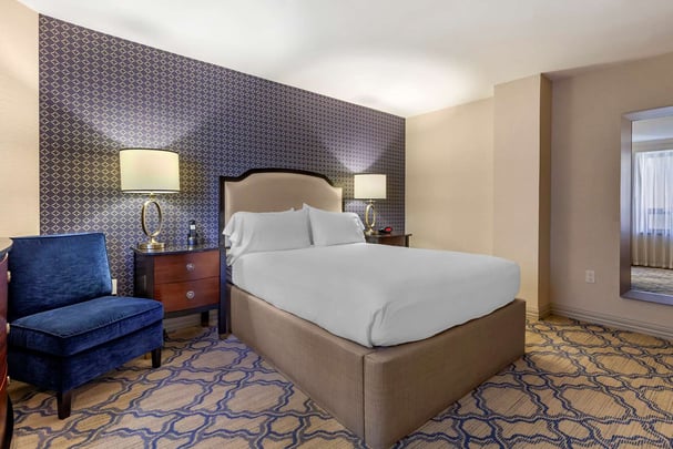 One Queen / King Room