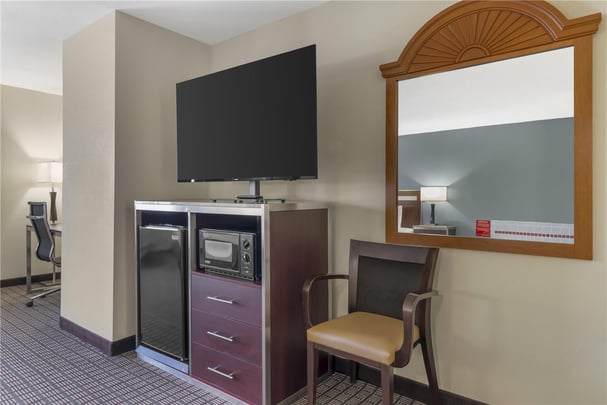 King Guest Room (Whirlpool)