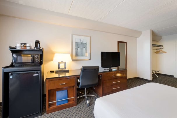 Queen View & Double Kitchenette