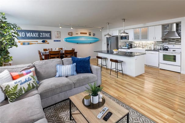 Apartment with King Bed and Kitchen