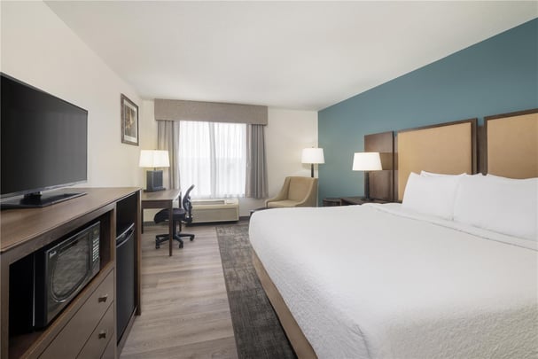 ADA - 1 King Bed w/ Bathtub