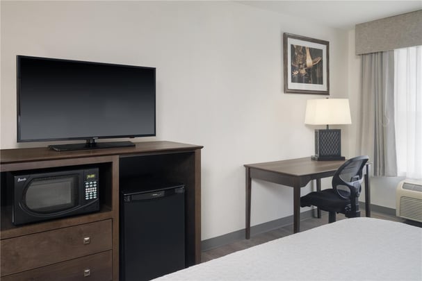 ADA - 1 King Bed w/ Bathtub