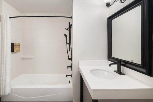 ADA - 1 King Bed w/ Bathtub