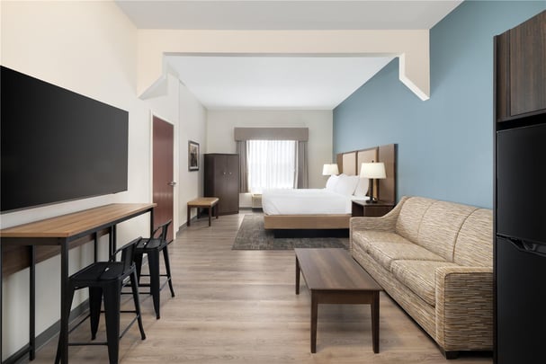 ADA - 1 King Bed w/ Roll In Shower