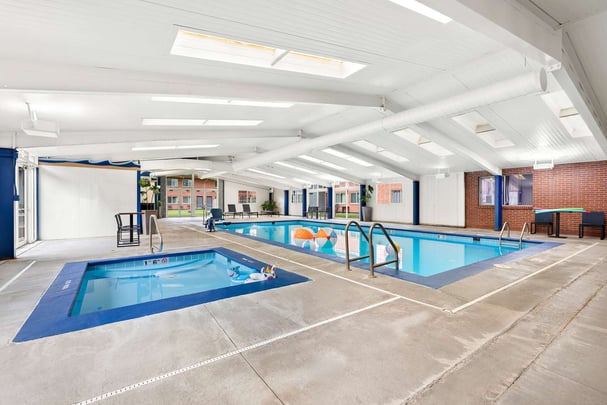 Indoor pool / Hot Tub