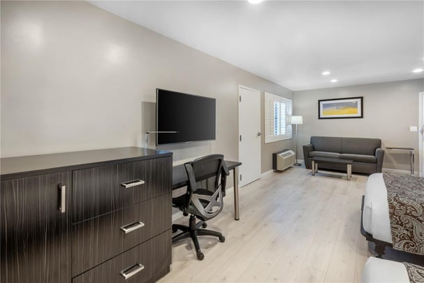 ADA - 2 Queen Beds w/ Roll In Shower