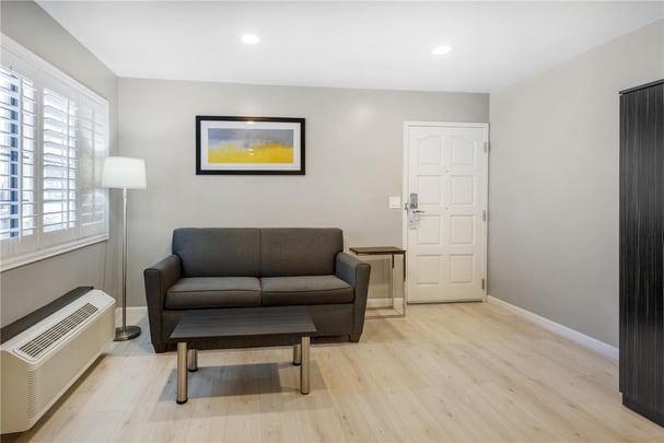 ADA - 2 Queen Beds w/ Roll In Shower