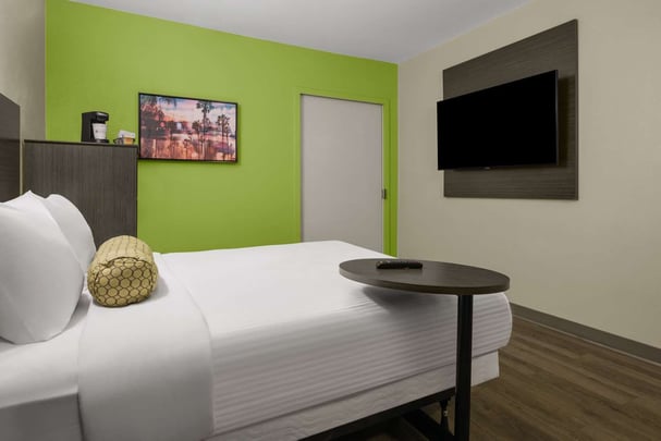 Single Queen Room Accessible