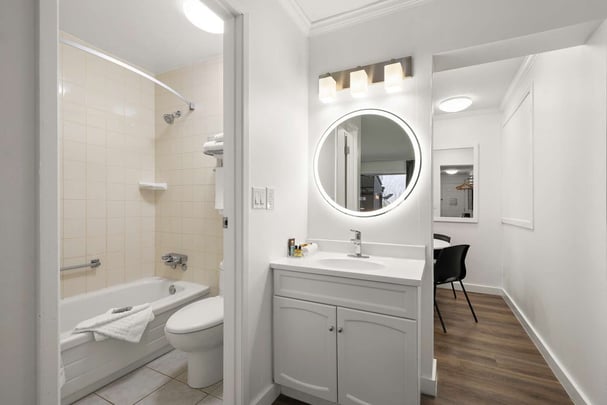 DOUBLE SUITE BACK ROOM BATH