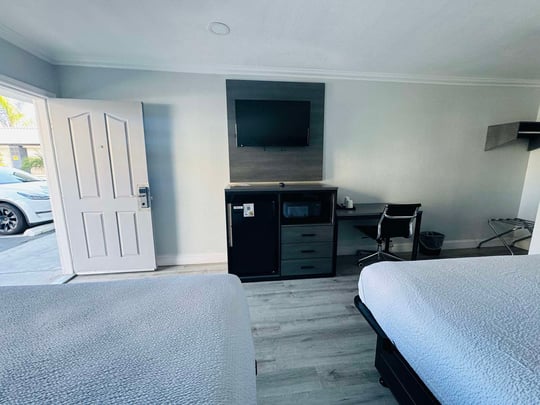 Double Queen Guestroom