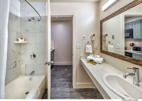 Double Queen Suite Bathroom