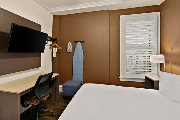 Queen Guestroom