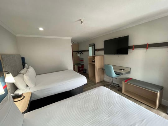 Double Queen Guestroom