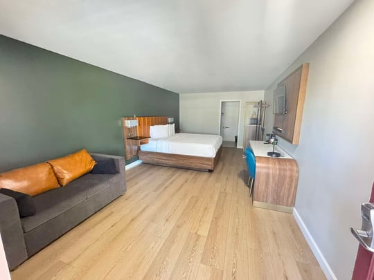 King Guestroom with Sofa