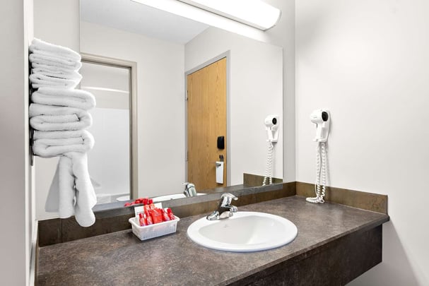 Double Queen - Guest Bath