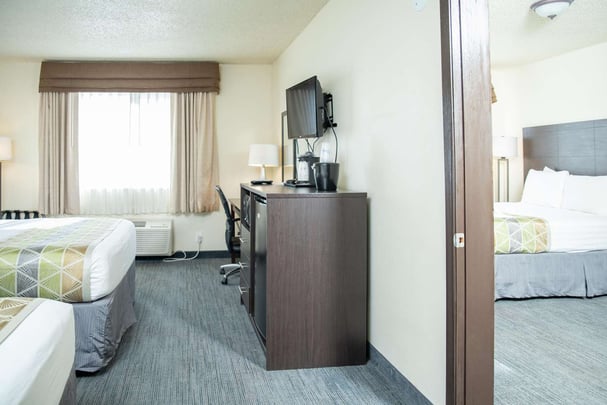 Suite with 3 Queen Beds