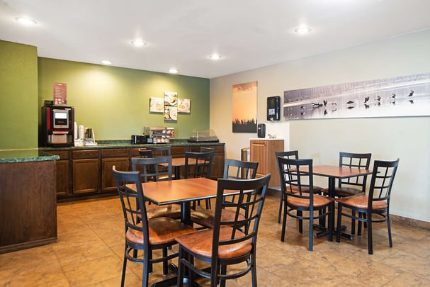 BW SureStay Plus Bettendorf IA Breakfast Area