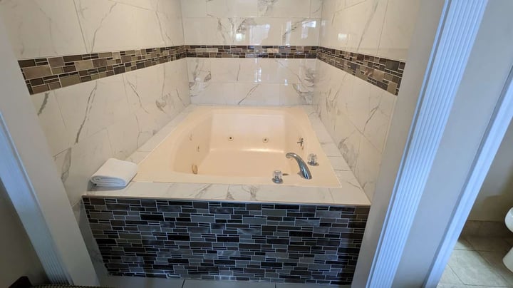 Jetted Tub Non-Smoking