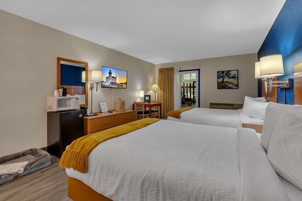 Double Queen Poolside