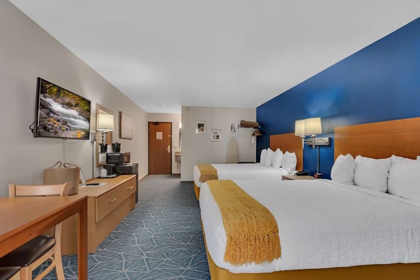 Double Queen Poolview