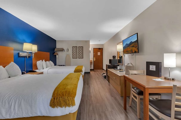 DOUBLE QUEEN POOLSIDE