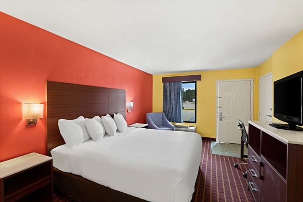 Mobility Accessible King Guestroom