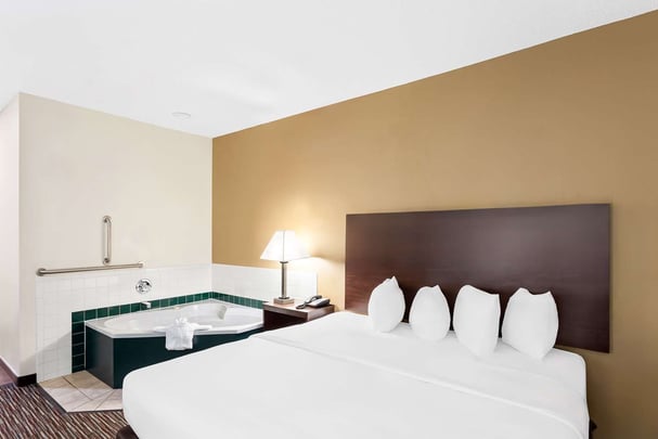 BW Grayson KY ADA King Jacuzzi