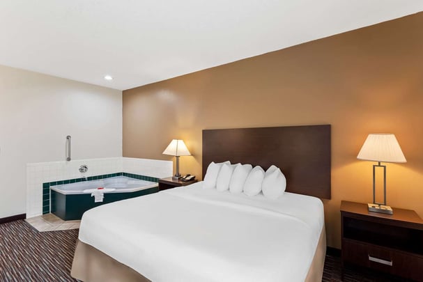 BW Grayson KY King Suite Jacuzzi