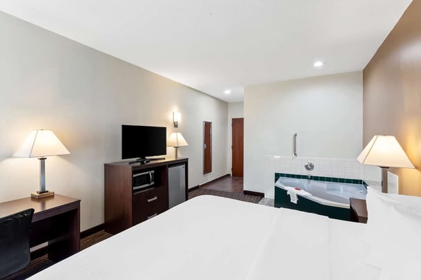 BW Grayson KY King Suite Jacuzzi