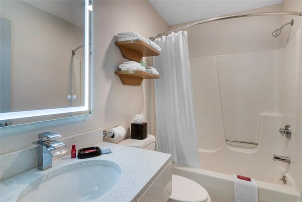 King Suite w/ Kitchen - Guest Bath