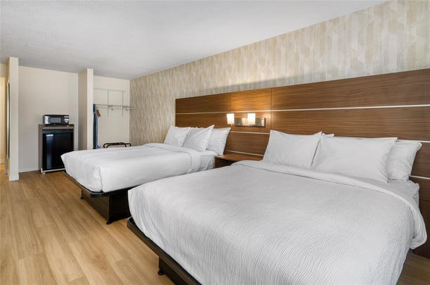 Double Queen w/ Sofa