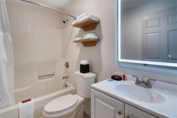 Double Queen w/ Sofa - Guest Bath