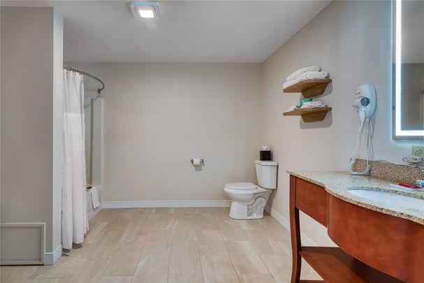 Double Queen w/ Full Kitchen - Guest Bath