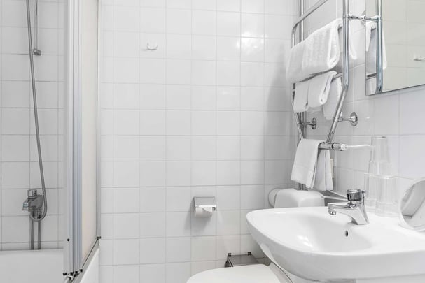 Superior family three single Bathroom Best Western Svea