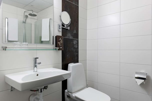 Standard twin bathroom BW R dmannen